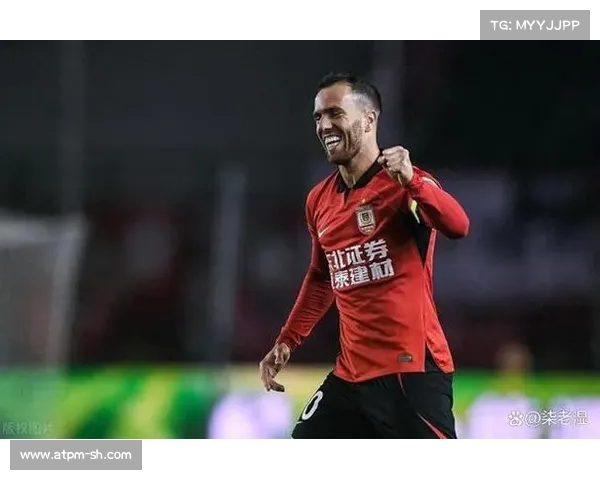 足球球员续约签字仪式引发关注新合同揭示未来发展方向